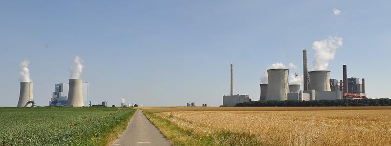 Översiktsvy över kraftverket Neurath, block F–G (till vänster) och block A–E (till höger), vy bakifrån från nordväst. Kraftverket Neurath ligger i södra delen av Grevenbroich och gränsar till kommunen Rommerskirchen och staden Bedburg i Tyskland. Driftansvarig är RWE i Grevenbroich-Neurath (Rhein-Kreis Neuss). Fram till den 31 mars 2024 var det, sett till installerad elektrisk bruttokapacitet på 4 300 megawatt, det största kraftverket i Tyskland och det näst största brunkolkraftverket i Europa efter Bełchatów i Polen. Nu är det, efter Boxberg och Niederaußem, det tredje kraftverket i Tyskland med högst kapacitet. Foto: Wikipedia Common Lic. Kredit: TelepermM