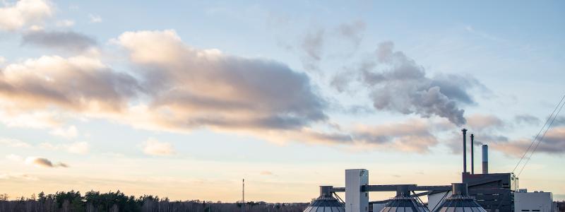 Växjö Energi satsar på att skapa minusutsläpp med hjälp av bio-CCS och totalt beräknar de kunna fånga in, transportera och permanent lagra upp till 200 000 ton biogen koldioxid om året från Sandviksverket. Foto: Jonas Ljungdahl