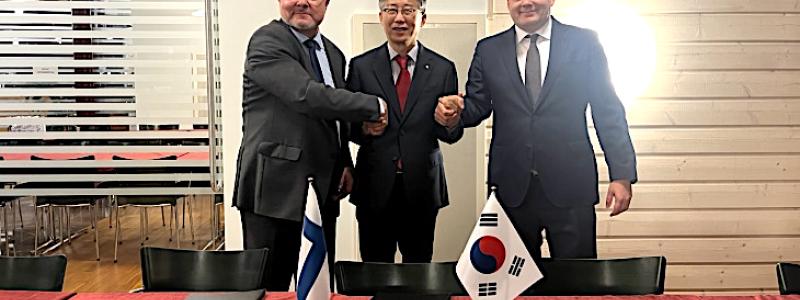 Korea Radioactive Waste Agency (Korad) undertecknade ett avtal med Posiva och dess dotterbolag Posiva Solutions i en ceremoni där Posivas styrelseordförande Ilkka Poikolainen och Mika Pohjonen, vd för Posiva Solutions, deltog. Foto: Korad