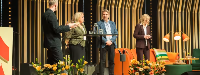 Fredrik Fackler på Lund Grand Prix, 22 april 2026. På scen även moderator Dennis Axnér, Emma Wester, platschef SAAB samt Marie Sandin, vd Tetra Pak.. Pressbild: Yeliz Junuzovski / Kraftringen