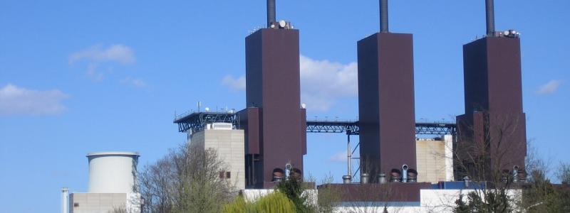 Typiska gasturbinpannor med skorsten och rökgasavsvavling vid kraftverket Berlin-Lichterfelde. Foto: Wikipedia Commons, kredit: Membeth