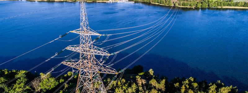 Ända sedan elpriserna chockhöjdes hösten 2021 har de legat kvar på en historisk hög nivå, men inom de närmaste åren förväntas elpriserna sjunka i södra Sverige tack vare nya tekniska installationer i Nedre Norrland.
Foto: Tomas Ärlemo/Svenska kraftnät