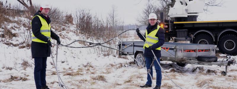 I Lettland tar man handgripligen ned kraftledningarna. Allt ska rivas. Bild: Darius Maikstenas, Ignitis.