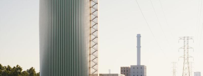 Den nya ackumulatortanken i Norra hamnen blir ett stort energilager för fjärrvärme och stärker Malmös energiförsörjning, beredskap och klimatarbete. Investeringen uppgår till cirka 400 miljoner kronor. Illustration: Liljewall