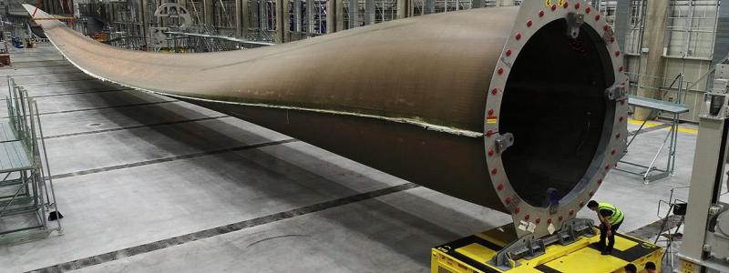 Situationen förvärras av flera tekniska missöden kopplade till LM Wind Powers produkter. Under 2023 rapporterades upprepade problem med bolagets rotorblad – bland annat vid det brittiska havsbaserade vindkraftsprojektet Dogger Bank, ett av världens största i sitt slag. Projektet har nyligen drabbats av nya förseningar, delvis på grund av de tekniska utmaningarna med turbinkomponenterna. Foto: LM Vind Powers.