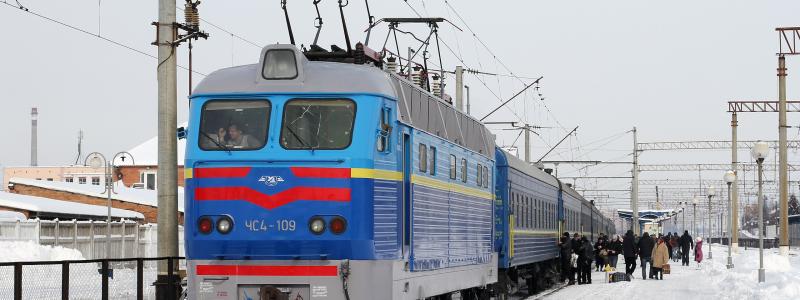Elektriskt lokomotiv Škoda ČS4-109, har fått en ny metallkaross efter en omfattande renovering. Tåget som är på väg till Odessa befinner sig vid stationen i Vinnytsia. Den ständigt växande efterfrågan på nya eldrivna motorer skärper den globala konkurrensen, särskilt eftersom Indien inte bara har ökat sin inhemska produktionskapacitet utan även samarbetar med utländska tillverkare. Foto: Wikipedia Common. Kredit: George Chernilevsky