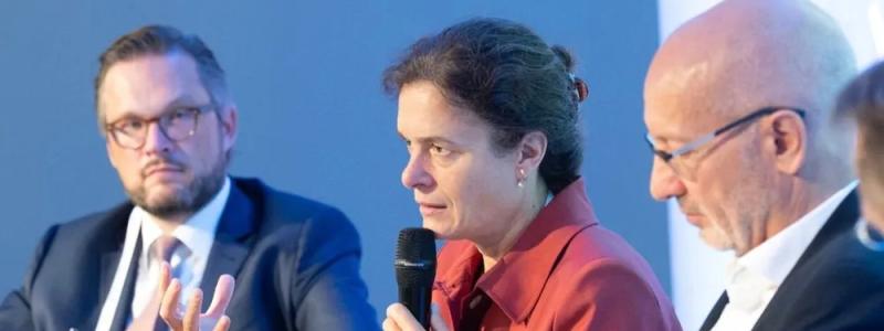 "Regeringar kan inte förvänta sig att industrin tar hela risken för vätgasprojekt – och vice versa". Talare vid den senaste, Investing in Hydrogen-konferensen, i London betonade den stora mängd risk som varje part i ett grönt vätgasprojekt förväntas hantera. Charlotte Roule, vd för Storengy och vice ordförande för vätgas vid Engie (andra från vänster), talar under Investing in Hydrogen 2025-konferensen. Foto: Leaders Associates