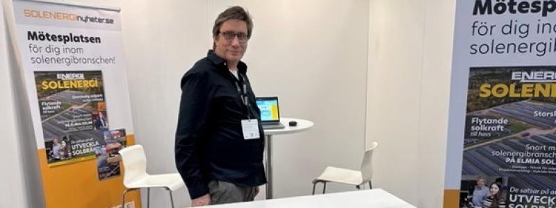 Magnus Sundman, projektledare för Solenerginyheter.se, här på plats i montern på Elmia Solar. 
Foto: Jörgen Städje/conventus