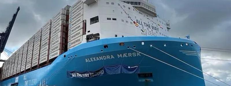 Containrar lastas på rederiet Maersks metanoldrivna fartyg Alexandra Maersk. Foto: Maersk.