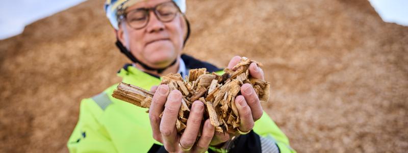 Viktigt biobränsle. Rysslands invasionskrig i Ukraina medförde skenader priser på biobränsle. "Nu har bränslesituationen stabiliserats", säger Henrik Holm, ny affärsområdeschef för Värme.
Foto: Pia Nordlander