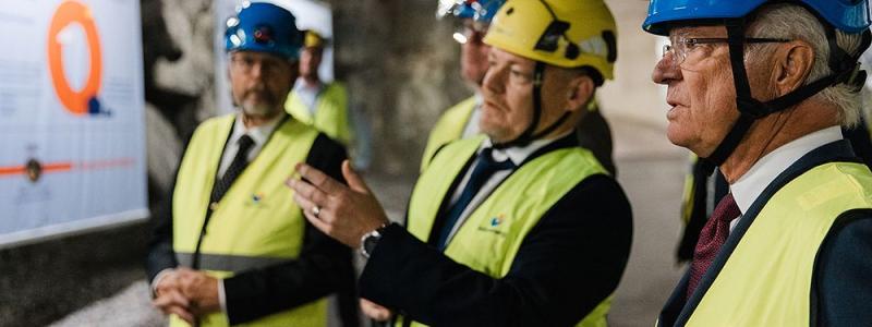 Den 12 september invigdes energilagret av H.M. Konungen som tyckte att Mälarenergis energilager var spännande och ställde många frågor av teknisk karaktär till Magnus Eriksson, vice vd för Mälarenergi. Foto: Mälarenergi, Henrik Mill.