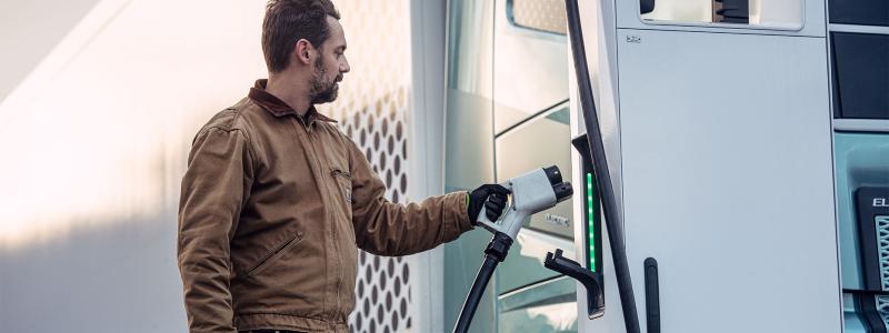 Volvo Lastvagnar engagerar sig i utvecklingen av laddinfrastruktur genom sitt partnerskap med Milence, där även Daimler Truck och Traton Group deltar. Foto: Volvo Trucks