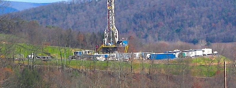 Ett borrningstorn för horisontell borrning i Marcellusskifferformationen för naturgas, sett från Pennsylvania Route 118 i östra Moreland Township, Lycoming County, Pennsylvania, USA. Foto: Wikipedia Common, Kredit: Ruhrfisch.