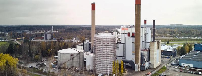 Mårtensdals kraftverksområde består av en biobränslepanna (100 megawatt värme / 35 megawatt el), en fjärrvärmeackumulator (750 megawattimmar, 60 megawatt laddning/urladdning), en elpanna (60 megawatt) samt ett värmelager (700 megawattimmar). Foto: Valmet