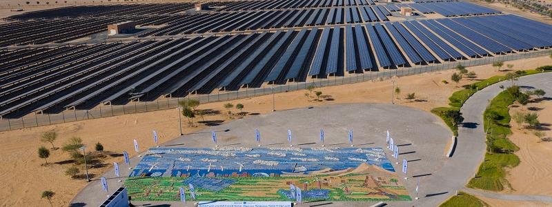 Nyligen tillkännagav Masdar planerna på ett omfattande projekt som kombinerar 5,2 gigawatt solenergi med ett batterilagringssystem på 19 gigawattimmar. Anläggningen beskrivs som den första i sitt slag, med kapacitet att leverera upp till 1 gigawatt baskraft dygnet runt. Foto: Masdar-City