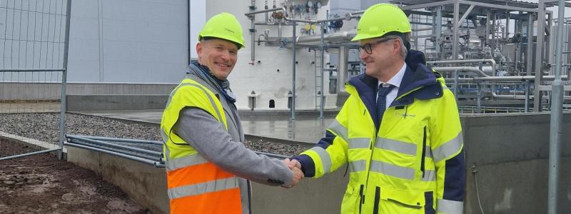 Matti Oksanen, ansvarig för biogasaffären på St1, med Magnus Kårestedt, VD på Borås Energi och Miljö. Foto: Borås Energi och Miljö
