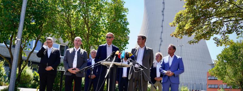 Tyska kristdemokraterna, CDU:s ordförande och kanslerkandidat Friedrich Merz, till vänster om mikrofonerna med solglasögon, besöker nedlagda kärnkraftsverket Isar. Merz uttalar sig: - Vi har idag besökt ett av världens modernaste kärnkraftverk. En fortsatt drift vore möjligt personalmässigt, juridiskt och tekniskt. Nu måste den federala regeringen snabbt fatta beslut för att säkerställa Tysklands energiförsörjning. Foto: Friedrich Merz´s Facebook.