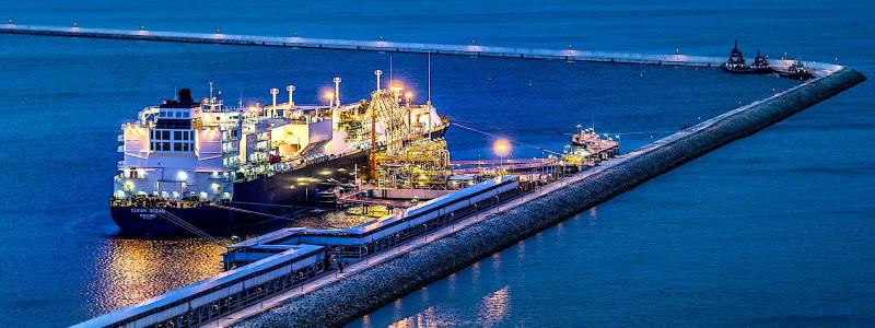 Ett fartyg med flytande naturgas vid Świnoujście LNG-terminal i Polen. Foto: Wikipedia Common. Kredit: Maciej Margas - PGNiG