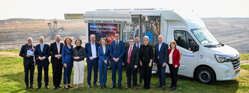 Microsofts team besöker området kring Düsseldorf. Investeringar ska göra Rhenlandet till ett nytt centrum för datacenter, molntjänster och AI-infrastruktur i Tyskland. Samtidigt meddelade Microsoft att bolaget har tecknat ett avtal om att förvärva mark i Grevenbroich. Etableringen kan dock inledas först när nödvändiga tillstånd och bygglov har beviljats. Foto: Microsoft.