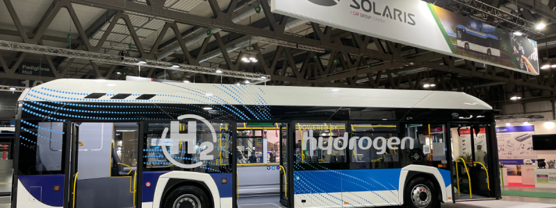Vätgasbussen Urbino 12 vid bussmässan i Milano. Foto: Sustainable Bus