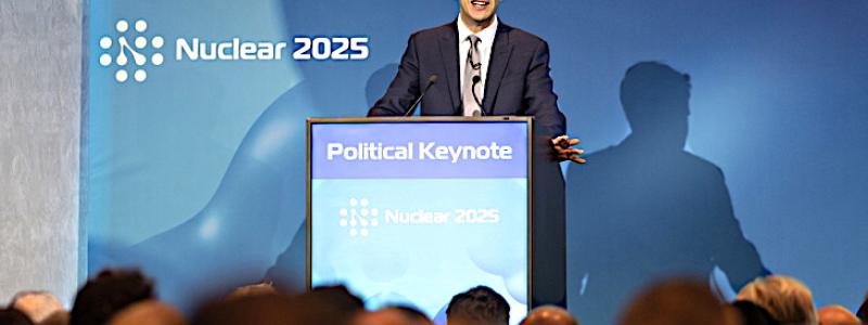 Ed Miliband talar på Nuclear 2025 i London. Bild: DESNZ