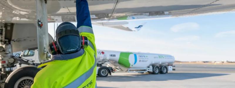 Nestes MY Sustainable Aviation Fuel™ tankas på en flygplats. Foto: Neste