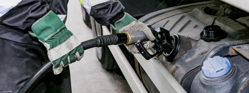 Tankning vid Neste-station. Foto: Neste