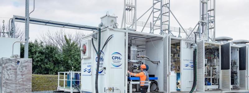 CPH2:s teknik skiljer sig från konventionella elektrolysörer genom att den saknar membran mellan vätgas- och syrgassidan. Traditionella elektrolysörer använder membran för att förhindra att de båda gaserna blandas, eftersom en vätgas-syreblandning är mycket lättantändlig. Efter haveriet har CPH2 valt att pausa utvecklingen av sin pilotanläggning och i stället fokusera på att skapa intäkter från bolagets patentportfölj och andra immateriella rättigheter. Foto: CPH2