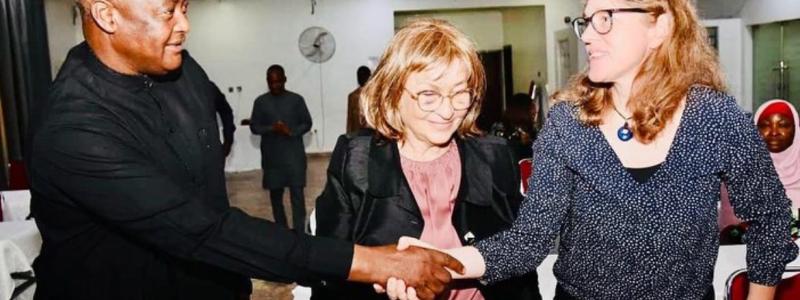 Nigerianska kärnkraftsmyndigheten välkomnar EU-experter för att granska dokumentationen för det integrerade ledningssystemet. Den nigerianska kärnkraftsmyndigheten (NNRA) i samarbete med EU-experter anordnade ett fem dagar långt arbetsmöte för att granska och slutföra dokumentationen för sitt integrerade ledningssystem (IMS). Mötet ägde rum nyligen i Abuja, Nigeria. Generaldirektören och VD:e för NNRA, Dr Yau Idris, välkomnade EU-experterna, Ms. Darja Slokan Dusic och Ms. Vesna Logar-Zorn, och uttryckte förtroende för deras stora erfarenhet. Experterna hjälpte NNRA att granska och utveckla nödvändig IMS-dokumentation, vilket stärker NNRA
regleringsramverk. Foto: NNRA