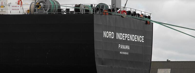 Aktern på Panamaflaggat containerskepp Nord Independence, som visar fartygets registreringshamn och IMO-nummer. Endast symbolbild. Foto: Wikipedia Common. Kredit: Saberwyn