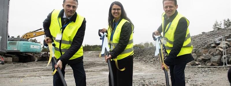 Första spadtaget. Foto: Rikkard Häggbom
