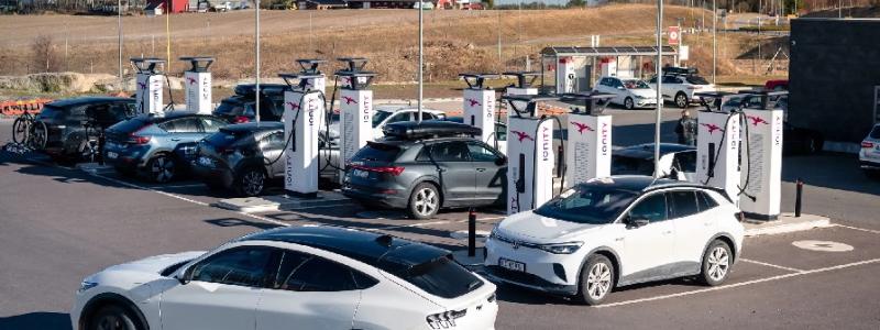 Elbilar laddas vid en laddstation i Sandvika utanför Oslo.  Foto: mobilityportal.eu