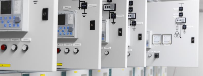 Toppmoderna brytarskåp på den nya mottagningsstationen vid Örnsköldsviks sjukhus. Den nya anläggningen har en förväntad livslängd på minst 50 år. Foto: Övik Energi