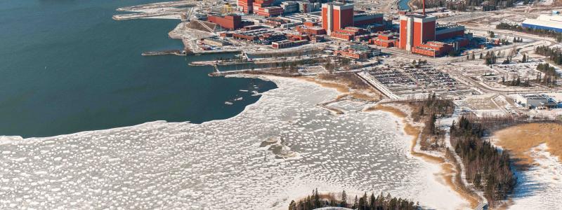 Olkiluoto-ön med de tre reaktorerna inklusive besökscentret. OL3 längst till vänster. Foto:Teollisuuden Voima Oyj
Olkiluoto
