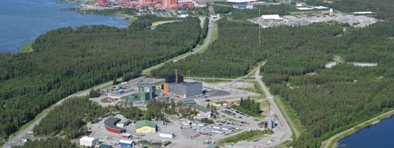 Anläggningen Onkalo med Olkiluoto-kärnkraftverket i bakgrunden vid Bottenviken i Finland. Foto: företaget Posiva.