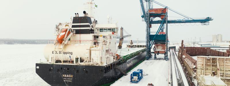 En ny rapport från IVL Svenska miljöinstitutet visar att energibolag och hamnar ser så kallade vätgasbaserade elektrobränslen som nödvändiga, men tvekar att investera. Foto: Brightnest