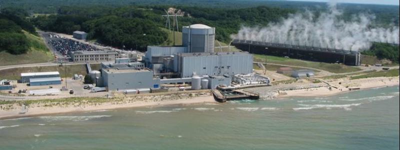 Kärnkraftverket Palisades i Michigan ser ut att bli det första kärnkraftverket i USA som återstartas efter att ha stängts, vilket markerar en möjlig ”kärnkraftsrenässans”. Holtec International, företaget som återstartar anläggningen, planerar också att bygga de första små modulära reaktorerna (SMR) på platsen. Projektet är en del av en bredare trend med ökat intresse för kärnkraft, drivet av stigande efterfrågan på elektricitet och statligt stöd. Foto: Palisades kärnkraftverk