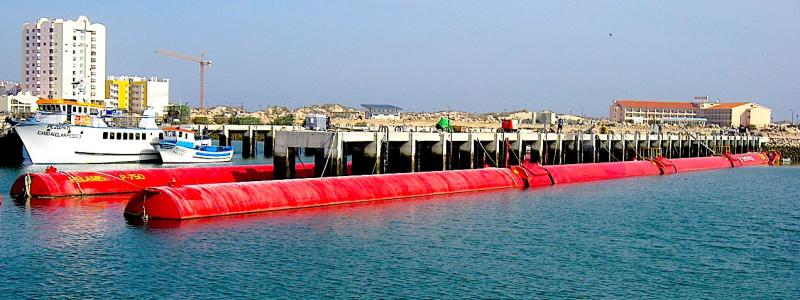 Pelamis vågenergiomvandlare under de sista testerna i hamnen i Peniche, Portugal. Foto: Wikipedia Common Lic. Kredit: Dipl. Ing. Guido Grassow