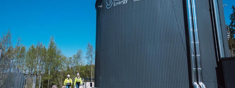 Nyligen togs världens största sandbatteri i drift, vilket innebär att energibolaget Loviisan Lämpö Oy:s flisvärmeverk nu blir en reservanläggning. Det nya värmelagret med en kapacitet på 100 megawattimmar är nu huvudproduktionsenhet i Botgnäs fjärrvärmenät.

Källa: Polar Night Energy