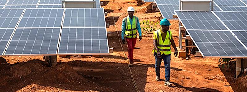 I soliga Afrika är kalkylen särskilt komplex. Kontinenten har ett stort behov av investeringar i energisektorn, men många afrikanska ledare vill undvika att upprepa tidigare utvecklingsmodeller där råvaror exploateras och exporteras, medan det lokala värdeskapandet uteblir. Foto: World Bank