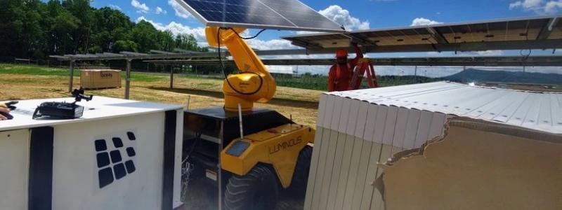 Robotar monterade över 500 000 solpaneler vid Engies nya Goorambat East Solar Farm i Victoria. Foto: Luminous