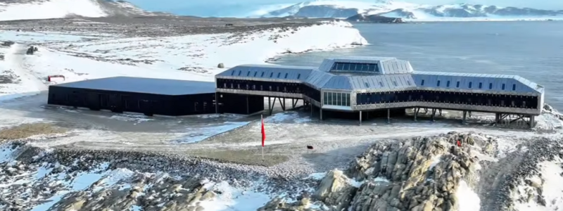 Qinling Station; pinyin: Qínlǐng zhàn,  är en antarktisk forskningsstation som drivs av Kinas polarforskningsinstitut. Den är belägen på den södra kanten av Inexpressible Island i Terra Nova Bay, Scott Coast, Victoria Land, vid Ross Sea-kusten i Östantarktis. Foto: Wikipedia Common, kredit: 中国新闻社