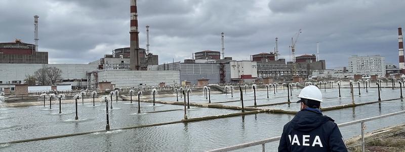 I sällskap med ukrainska tjänstemän besökte IAEA:s generaldirektör Rafael Mariano Grossi tillsammans med sin ledningsgrupp och expertteamet från IAEA kärnkraftverket i Zaporizjzja och dess närområde under sitt andra officiella besök i Ukraina den 29 mars 2023.
Foto: Fredrik Dahl / IAEA   IAEA Imagebank – Rafael Mariano Grossi besöker kärnkraftverket i Zaporizjzja (02011536)