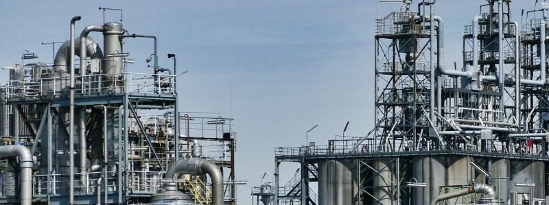 Raffinaderi. Ytterligare en faktor som påverkar oljepriserna är de växande råoljelagren i USA. Under den senaste veckan ökade lagren med 4,1 miljoner fat, vilket var mer än vad USA:s energidepartement, EIA, hade förväntat sig. Foto: Creative Commons Lic. Kredit: SatyaPrem