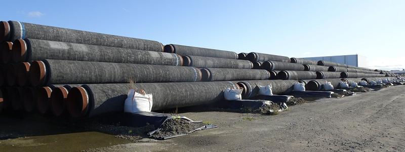 Överblivna rör för Nord Stream 2 in tyska hamnen Mukran. Foto: Wikipedia Common, kredit: Gerd Fahrenhorst