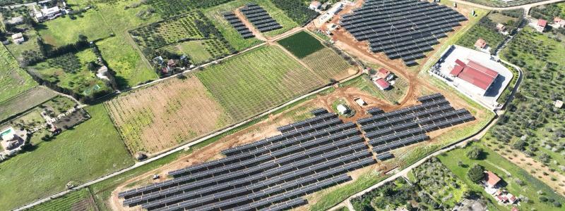 8,3 MWac solkraftverk Bosco i Partinico, Sicilien och 15 000 solcellsmoduler kommer att förse upp till 7 000 italienska hushåll med grön el. Viltvänligt stängsel installerat för att skydda biologisk mångfald. Foto: RWE