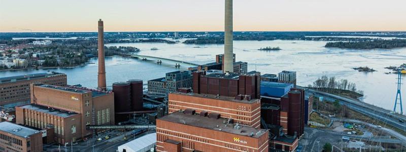 Sundholmens produktionsområde i Helsingfors genomgår en kraftig förnyelse. Pellets ersätter användningen av kol i Sundholmens värmeverk, vars kolbaserade produktion upphörde våren 2023. Den kolbaserade el- och värmeproduktionen i kraftverk B upphör och anläggningen kommer att avvecklas den 1 april, 2025. Inte undra på att Helsingforspolitikerna nu diskuterar utmaningen att ersätta kolkraften inom staden på en övergripande nivå. Foto: Energibolaget Helen.