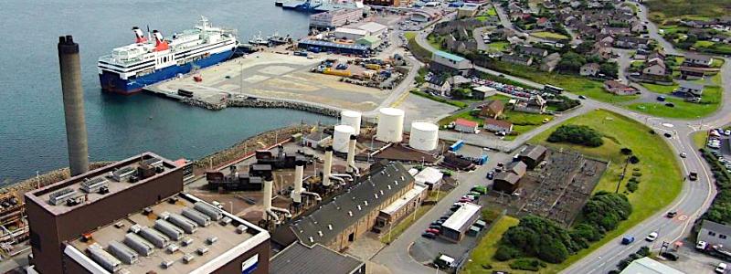 Lerwick Power Station.
Huvudkraftverket på Shetlandsöarna står inför en uppgradering som projektets företrädare menar kommer att leda till en mer tillförlitlig energiförsörjning samtidigt som avkarboniseringen av elnätet påskyndas. Den finländska tillverkaren Wärtsilä ska installera ett energilagringssystem vid huvudkraftverket i Lerwick på uppdrag av Scottish and Southern Electricity Networks (SSEN), som är en del av det Perth-baserade energibolaget SSE.  Foto: SSEN