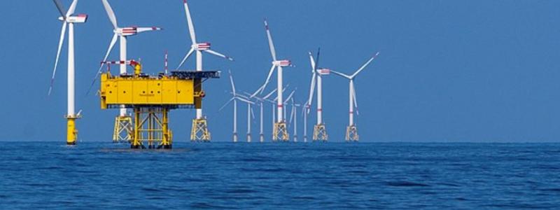 Havsbaserade vindkraftsparker har pekats ut som en lösning på energiproblemen, inte minst från Vattenfalls sida. Nu när Vattenfall får grönt ljus för en sådan i havet utanför Trelleborg, tvekar man av oro för att projektet inte ska vara lönsamt.
Foto: Wikimedia Commons