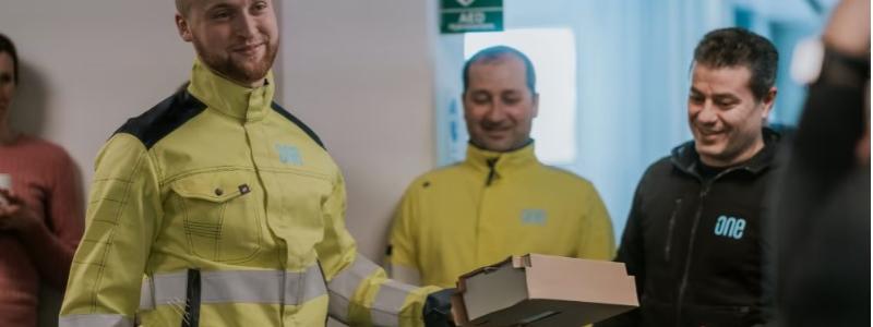 Medarbetare i projektet har samlats för att fira den 800 000 installationen. Foto: ONE Nordics